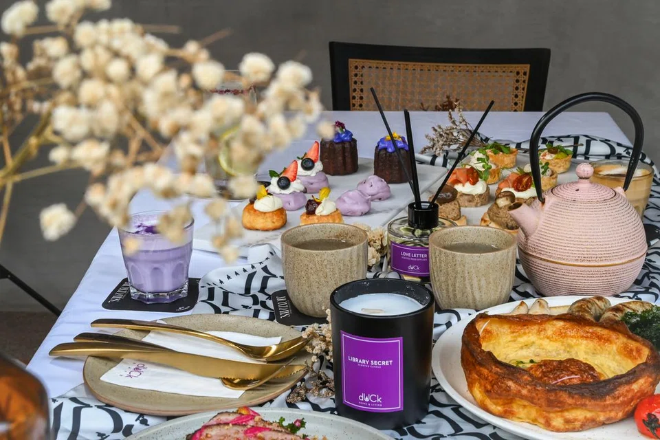 PENGALAMAN KAFE ‘POP-UP’: Pelbagai hidangan manis dan savuri yang bertemakan jenama dUCk seperti ‘Lets Go Dutch Pancake’ dan ‘Berry Beautiful Crepes’. 