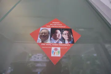 AGIH RISALAH: Pasukan media Encik Tan Kin Lian memberitahu wartawan bahawa Encik Tan tidak akan memberi sebarang komen atau membuat kunjungan temu mesra dari Isnin hingga Rabu, sebaliknya beri tumpuan mengagihkan risalah kempennya. 