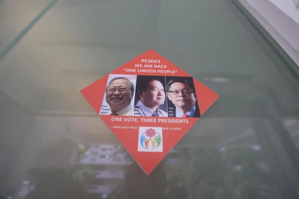 AGIH RISALAH: Pasukan media Encik Tan Kin Lian memberitahu wartawan bahawa Encik Tan tidak akan memberi sebarang komen atau membuat kunjungan temu mesra dari Isnin hingga Rabu, sebaliknya beri tumpuan mengagihkan risalah kempennya. 
