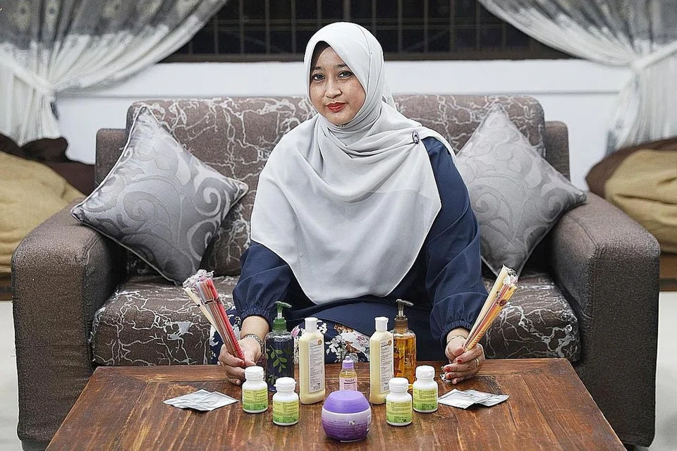 MENERUSKAN LEGASI ARWAH NENEK: Semasa mengurut, Cik Nazariah menggunakan minyak spa, param, pilis, tapel, bengkung, minyak telon serta lilin telinga untuk memberikan rawatan lengkap dan memuaskan bagi pelanggannya. Malah, beliau juga memberikan pelanggan pilihan - sama ada untuk mengurut di rumahnya atau kediaman mereka. - Foto BH oleh MARCELLIN LOPEZ