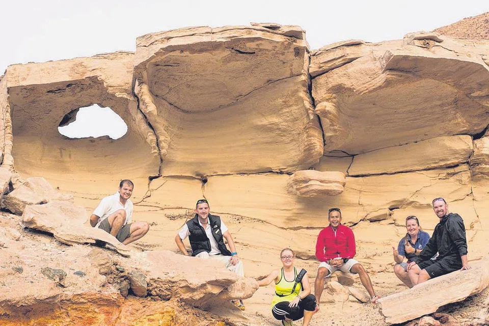 RAKAN BERBILANG NEGARA: Encik Rafiuddin (berbaju merah) melakukan tinjauan di wadi bersama pasukannya yang datang dari negeri seperti Britain, Afrika Selatan dan Jordan. - Foto ihsan RAFI SAM