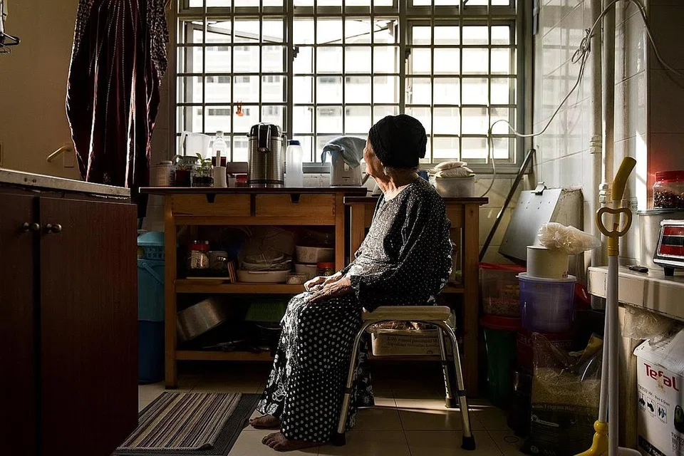 MAMPU BERDIKARI: Cik Sarah Abdul Manan tinggal di flat sewa di Bedok South. Bagi warga tua berusia 86 tahun ini barangan keperluan rumah dan barangan keselamatan yang diberi oleh syarikat 3M sangat dihargainya bagi meringankan beban.. - Foto BH oleh MATTHIAS CHONG