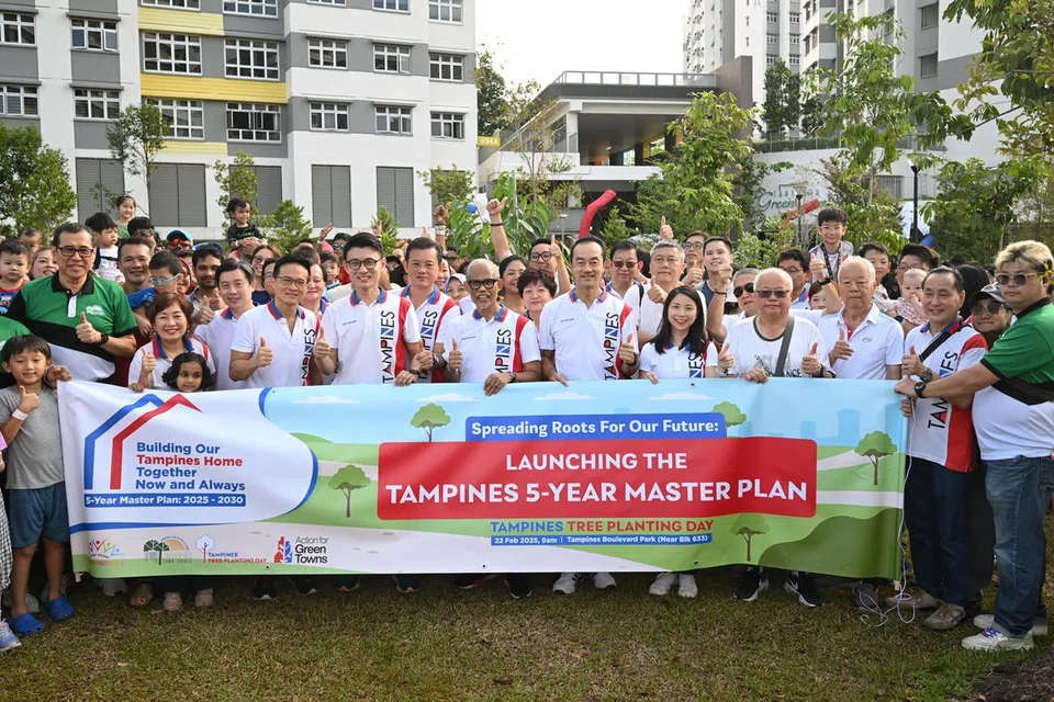 (Dari kiri) Mayor CDC North East, Encik Desmond Choo; Setiausaha Parlimen Kanan (Kemampanan dan Sekitaran merangkap Pengangkutan), Encik Baey Yam Keng; Menteri Pembangunan Sosial dan Keluarga, Encik Masagos Zulkifli Masagos Mohamad; Menteri Negara Kanan (Tenaga Manusia merangkap Kemampanan dan Sekitaran), Dr Koh Poh Koon; dan penasihat kedua badan akar umbi GRC Tampines, Dr Charlene Chen.