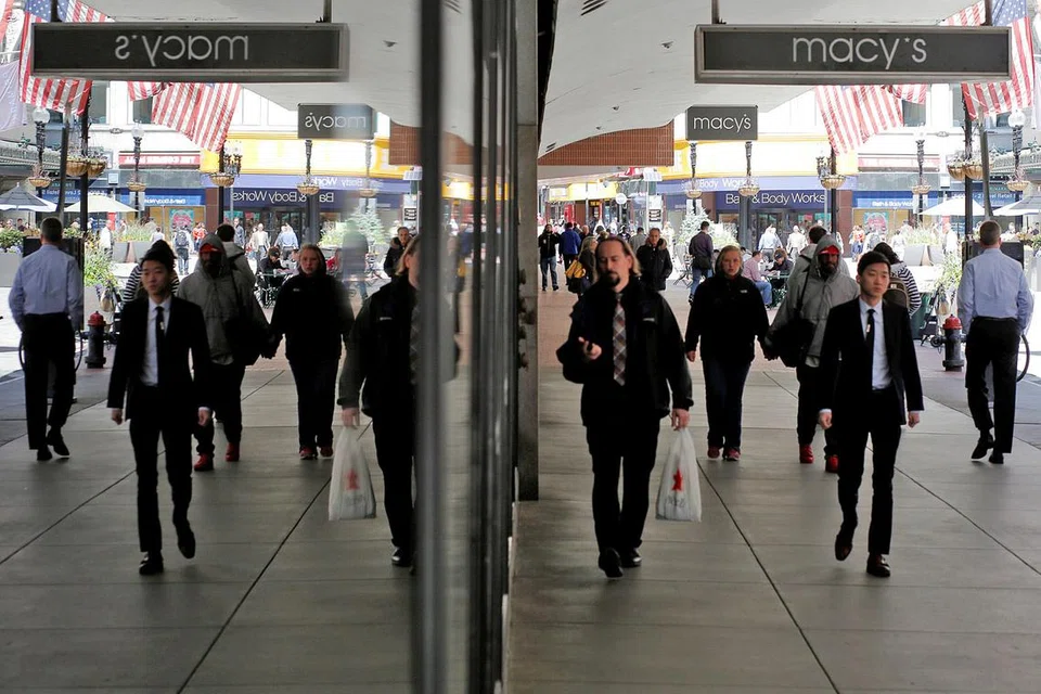 SIBUK: Orang ramai berjalan melalui pusat beli-belah yang menempatkan gedung Macy's di pusat bandar Boston, di Massachusetts, Amerika Syarikat. Di pusat beli-belah Silver City Galleria di sini, yang juga menempatkan gedung Macy's, seorang lelaki bersenjata telah menikam dua orang di sebuah restoran. - Foto REUTERS