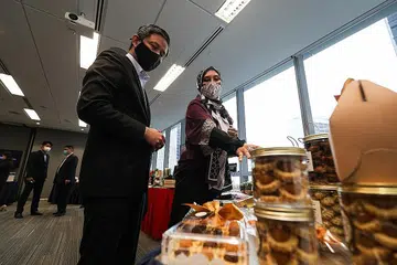 TEMBUSI PASARAN: Cik Amanda Aida berkongsi pengalaman niaga dengan Encik Chan mengenai produk pelanggannya yang menggunakan khidmat mesin layan diri yang diuruskan beliau dan bakal dijual di Dubai dan Turkey. - Foto LIANHE ZAOBAO
