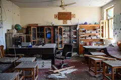 Gambar yang diambil pada 13 April 2026 ini menunjukkan kawasan pentadbiran sekolah yang rosak selepas terkena tembakan mortar Pakistan semasa pertempuran antara anggota keselamatan Taliban dan tentera Pakistan berhampiran Garisan Durand di kampung Barikot, daerah Naray, wilayah Kunar.
Tiada kanak-kanak kelihatan di kampung sempadan Afghanistan itu, di mana sekolah telah musnah akibat serangan dan kawasan permainan terbiar selepas beberapa minggu konflik dengan Pakistan.
Lebih 94,000 rakyat Afghanistan telah dipindahkan akibat perang tersebut, menurut data Pejabat Penyelarasan Hal Ehwal Kemanusiaan Pertubuhan Bangsa-Bangsa Bersatu (OCHA), dengan lebih satu perempat daripada mereka berada di wilayah Kunar.