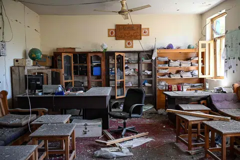 Gambar yang diambil pada 13 April 2026 ini menunjukkan kawasan pentadbiran sekolah yang rosak selepas terkena tembakan mortar Pakistan semasa pertempuran antara anggota keselamatan Taliban dan tentera Pakistan berhampiran Garisan Durand di kampung Barikot, daerah Naray, wilayah Kunar.
Tiada kanak-kanak kelihatan di kampung sempadan Afghanistan itu, di mana sekolah telah musnah akibat serangan dan kawasan permainan terbiar selepas beberapa minggu konflik dengan Pakistan.
Lebih 94,000 rakyat Afghanistan telah dipindahkan akibat perang tersebut, menurut data Pejabat Penyelarasan Hal Ehwal Kemanusiaan Pertubuhan Bangsa-Bangsa Bersatu (OCHA), dengan lebih satu perempat daripada mereka berada di wilayah Kunar.