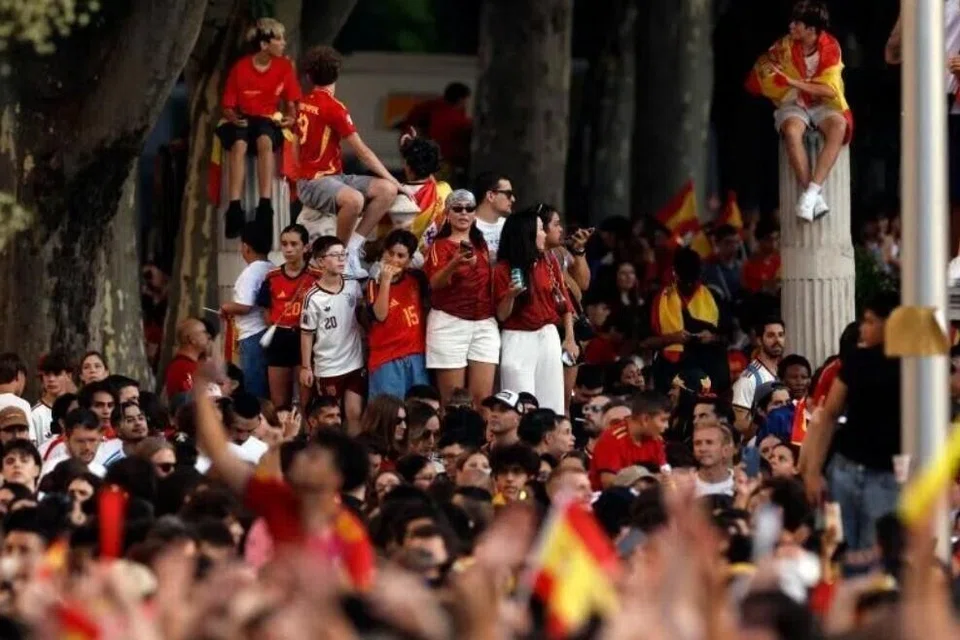 Peminat Sepanyol memenuhi Dataran Cibeles di Madrid pada 20 Julai, menanti ketibaan pemain Sepanyol sehari selepas pasukan itu memenangi Piala Dunia kedua mereka.