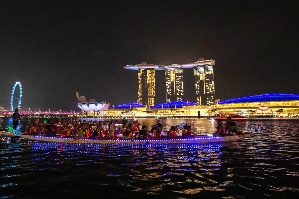 Kegiatan Glow Paddle di Pesta ‘i Light Singapore 2024’ yang berlangsung di kawasan Marina Bay. 
