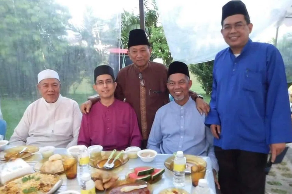HIDUPKAN MALAM TERAKHIR RAMADAN DI MASJID: Haji Sani Haji Mohd Shah (paling kiri) beriftar bersama Profesor Madya Mohd Faishal Ibrahim (dua dari kiri) dan para jemaah di Masjid Ahmad Ibrahim baru-baru ini. Haji Sani kerap beribadah di masjid itu bersama keluarganya. - foto ihsan HAJI SANI HAJI MOHD SHAH