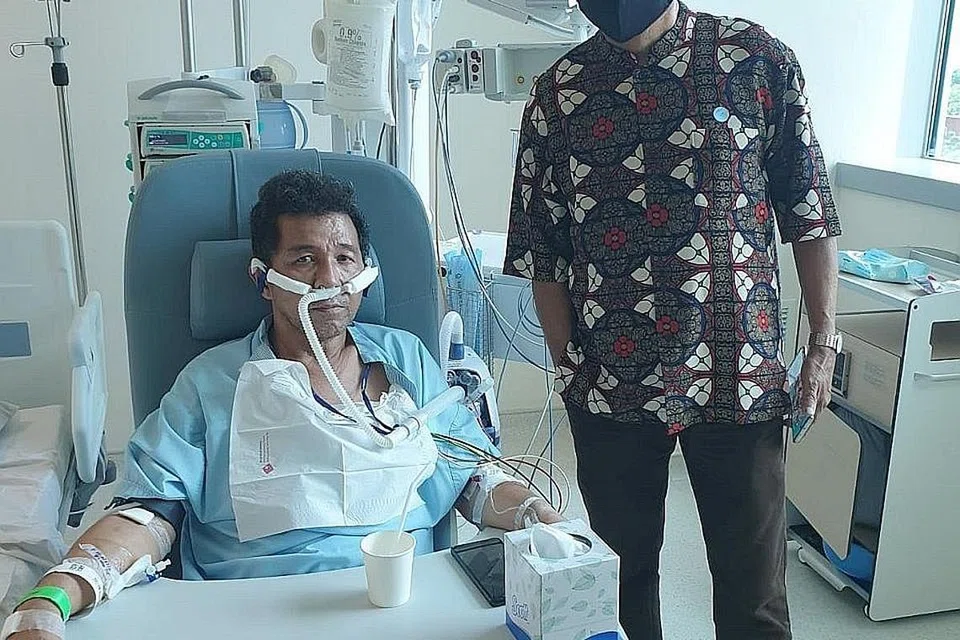 MASIH DI HOSPITAL: Encik Zainal Ihim, ketika masih dalam keadaan sedar pada Disember lalu, diziarahi Husin Saaban, terlantar di Hospital Ng Teng Fong sejak pertengahan bulan lalu setelah mengalami sesak nafas. - Foto fail HUSIN SAABAN