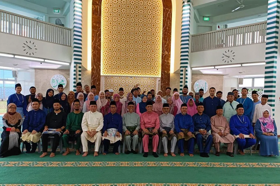 MERAKAM KENANGAN: Menteri Bertanggungjawab bagi Ehwal Masyarakat Islam, Encik Masagos Zulkifli Masagos Mohamad, bersama-sama Anggota Lembaga Pentadbir, kakitangan dan sukarelawan Masjid Al-Muttaqin Avenue 6 bergambar selepas menunaikan solat Aidilfitri. - Foto-foto 
