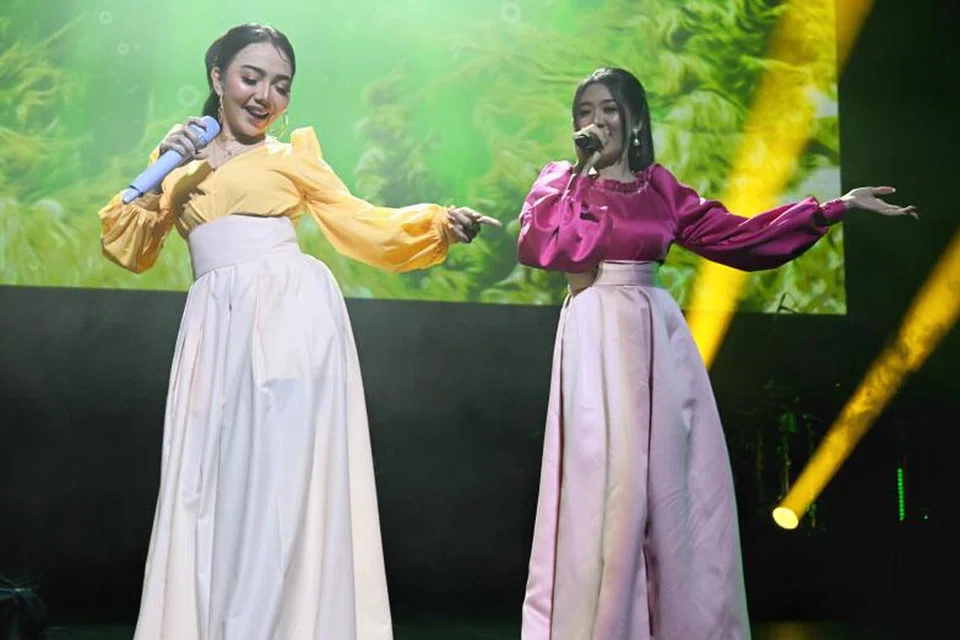 Penyanyi dangdut dari Indonesia, Ochi Alvira (kiri) dan Syahiba Saufa, bermesra bersama hadirin sambil mendendangkan irama dangdut ‘koplo’. 