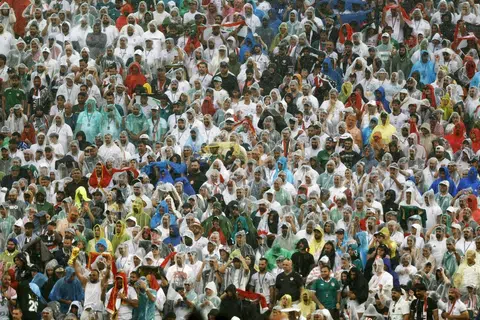 Ramai penyokong di Stadium Philadelphia terpaksa menyarung baju hujan semasa perlawanan kumpulan I antara Perancis dengan Iraq pada 22 Jun (23 Jun waktu Singapura), yang ditangguh selama dua jam akibat hujan lebat.