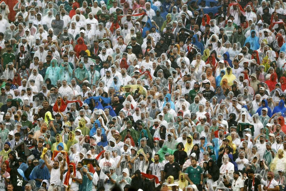 Ramai penyokong di Stadium Philadelphia terpaksa menyarung baju hujan semasa perlawanan kumpulan I antara Perancis dengan Iraq pada 22 Jun (23 Jun waktu Singapura), yang ditangguh selama dua jam akibat hujan lebat.