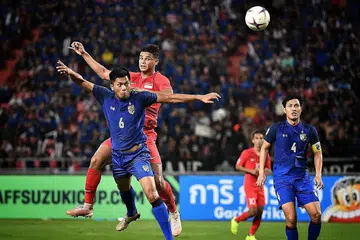 BERENTAP LAGI: Pemain pertahanan nasional Irfan Fandi (dua dari kiri) bersaing dengan Pansa Hemviboon dari Thailand dalam perlawanan Piala Suzuki di Bangkok pada 2018. Kededua negara yang dianggap paling berjaya dalam sejarah pertandingan itu akan berentap dalam pusingan kumpulan edisi pertandingan tahun ini. - Foto fail