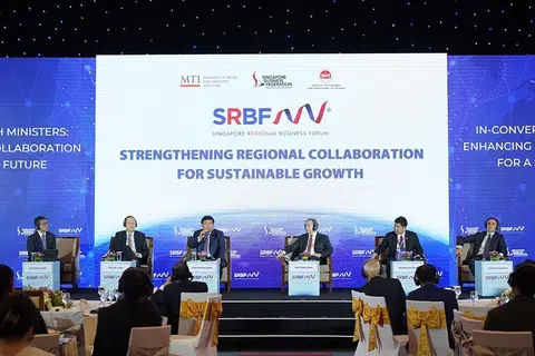 FORUM DI HANOI: Persekutuan Perniagaan Singapura menganjurkan Forum Perniagaan Serantau Singapura di luar negara yang pertama di Hanoi pada 7 Julai 2023. Sebanyak 12 perjanjian dimeterai antara pertubuhan Singapura dan Vietnam. Menteri Tenaga Manusia Singapura, Dr Tan See Leng (kedua dari kiri), menyertai satu perbincangan. 