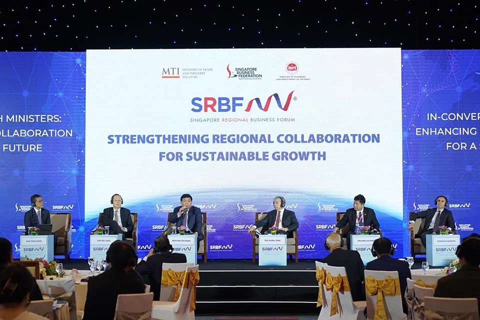 FORUM DI HANOI: Persekutuan Perniagaan Singapura menganjurkan Forum Perniagaan Serantau Singapura di luar negara yang pertama di Hanoi pada 7 Julai 2023. Sebanyak 12 perjanjian dimeterai antara pertubuhan Singapura dan Vietnam. Menteri Tenaga Manusia Singapura, Dr Tan See Leng (kedua dari kiri), menyertai satu perbincangan. 