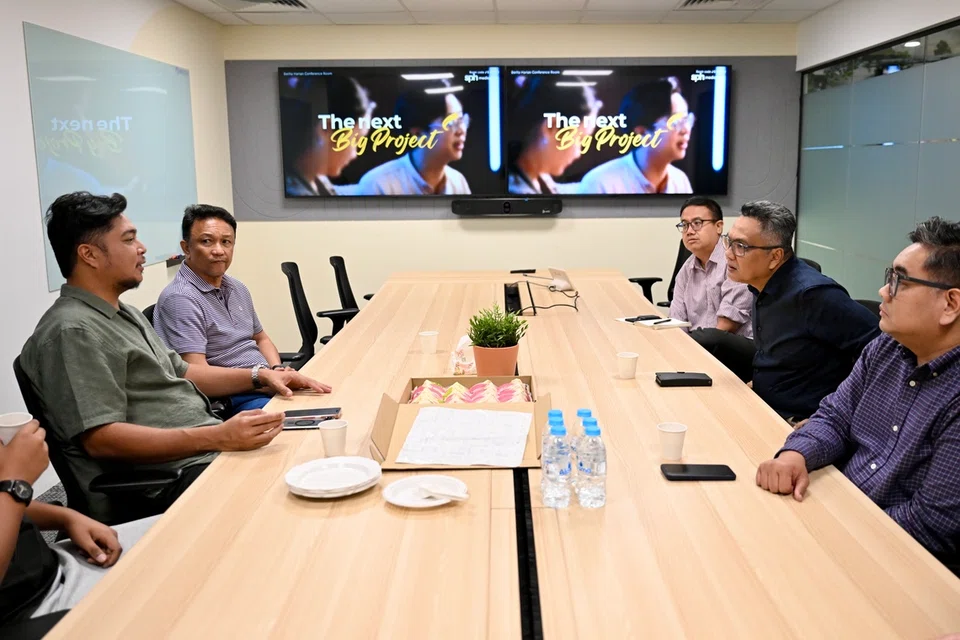 Editor BH, Encik Nazry Mokhtar (dua dari kanan) dalam sesi perbincangan dengan Pengerusi Singa Legends, Encik Farehan Hussein (kiri) serta ketua jurulatih dan duta Singa Legends, Fandi Ahmad (dua dari kiri). Bersama mereka ialah Editor Berita, Encik Nazri Hadi Saparin (kanan) dan Timbalan Editor Berita, Norman Sawi (tiga dari kanan)