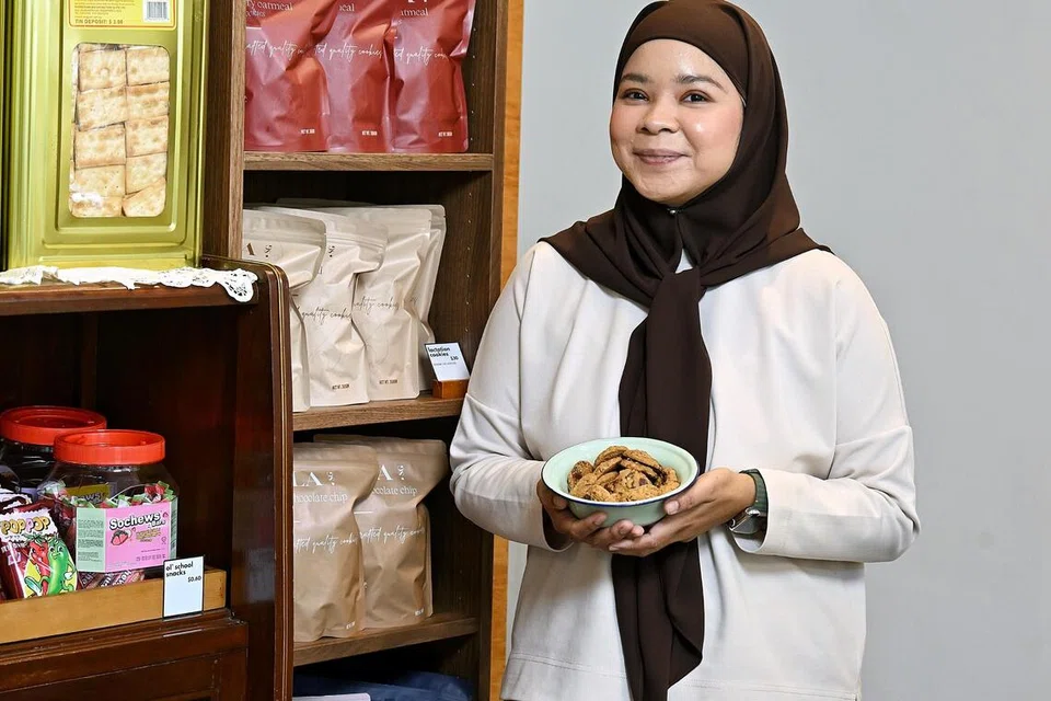 Cik Munirah menggunakan pengalamannya sebagai cef pastri selama 11 tahun untuk menghasilkan produk laktasi serta pastri dan pencuci mulut di kafenya di Tanah Merah.