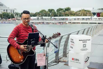 PENDIDIK PANDAI MENGHIBUR: Encik Mohammad Said Rahim terharu apabila pelajar dan bekas pelajarnya turut hadir memberinya sokongan ketika beliau membuat persembahan di tempat awam. - Foto ihsan MOHAMMAD SAID RAHIM