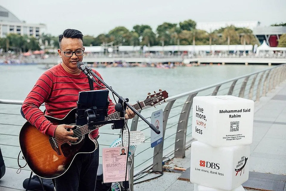 PENDIDIK PANDAI MENGHIBUR: Encik Mohammad Said Rahim terharu apabila pelajar dan bekas pelajarnya turut hadir memberinya sokongan ketika beliau membuat persembahan di tempat awam. - Foto ihsan MOHAMMAD SAID RAHIM