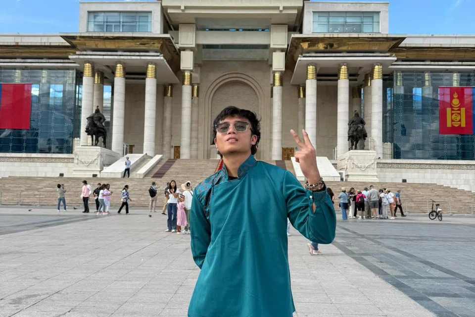 Encik Azizi bergaya dengan pakaian tradisional di Mongolia.