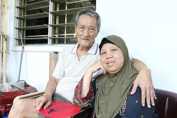 ANTARA PENERIMA BANTUAN: Encik Suratman Masiran dan Cik Rosliah Osman, yang kehilangan anak mereka akibat kencing manis tiga bulan lalu, terbuka menerima bantuan peserta projek Yusra. - Foto NUR HUMAIRA SAJAT