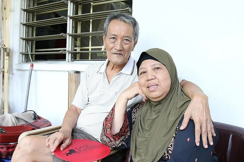 ANTARA PENERIMA BANTUAN: Encik Suratman Masiran dan Cik Rosliah Osman, yang kehilangan anak mereka akibat kencing manis tiga bulan lalu, terbuka menerima bantuan peserta projek Yusra. - Foto NUR HUMAIRA SAJAT