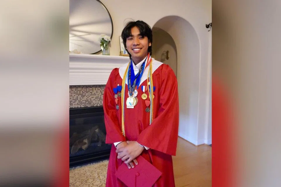 Harraz Hizam kelihatan memakai jubah konvokesyen sekolahnya.