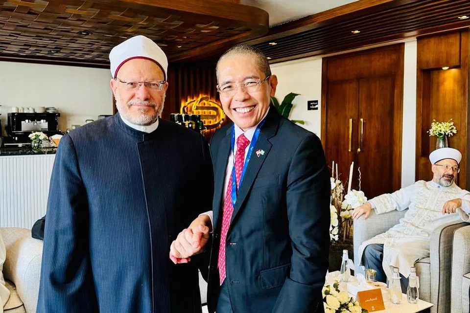 Dr Mohamad Maliki (kanan) bersama Mufti Mesir, Dr Shawki Ibrahim Allam (kiri), di majlis jamuan yang diadakan di Mina, Arab Saudi. 