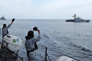 LATIHAN TANPA KONTAK: Pelayar RSN di atas kapal RSS Vigor berdiri di dek semasa acara layar lalu. - Foto MINDEF