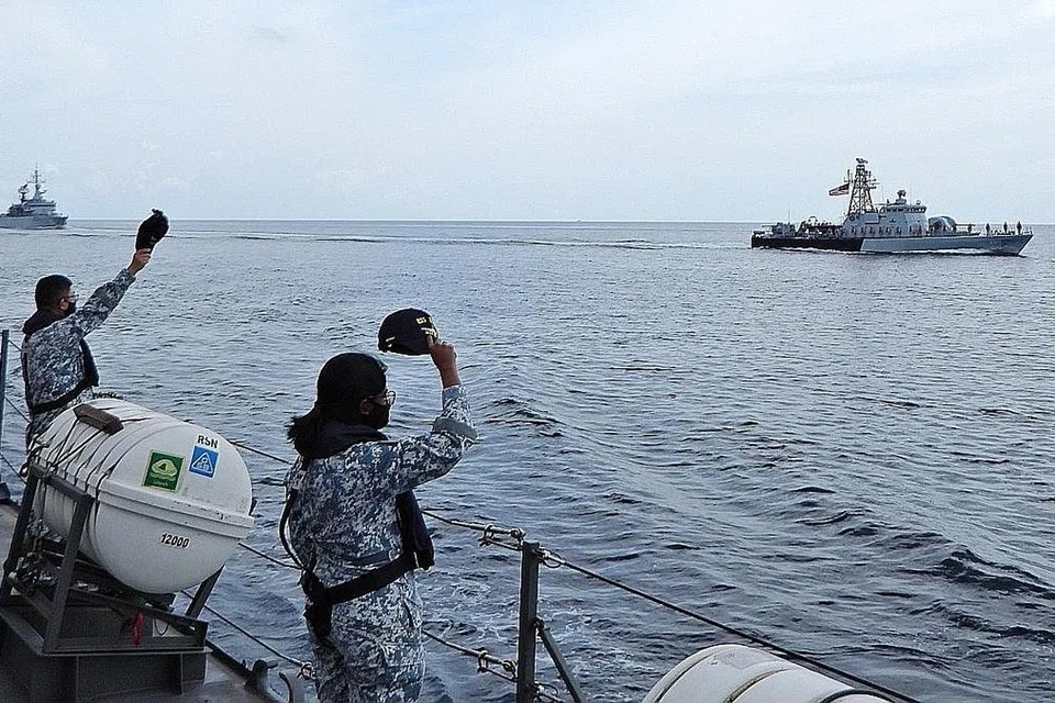LATIHAN TANPA KONTAK: Pelayar RSN di atas kapal RSS Vigor berdiri di dek semasa acara layar lalu. - Foto MINDEF