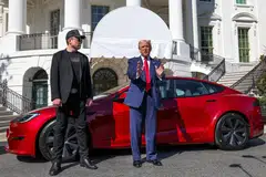 Presiden Amerika Syarikat, Donald Trump, bercakap  kepada media di sisi Ketua Pegawai Eksekutif Tesla, Elon Musk, dengan sebuah kereta Tesla sebagai latar belakang, di Rumah Putih, Washington, D.C., pada 11 Mac 2025.