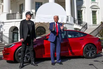 Presiden Amerika Syarikat, Donald Trump, bercakap  kepada media di sisi Ketua Pegawai Eksekutif Tesla, Elon Musk, dengan sebuah kereta Tesla sebagai latar belakang, di Rumah Putih, Washington, D.C., pada 11 Mac 2025.