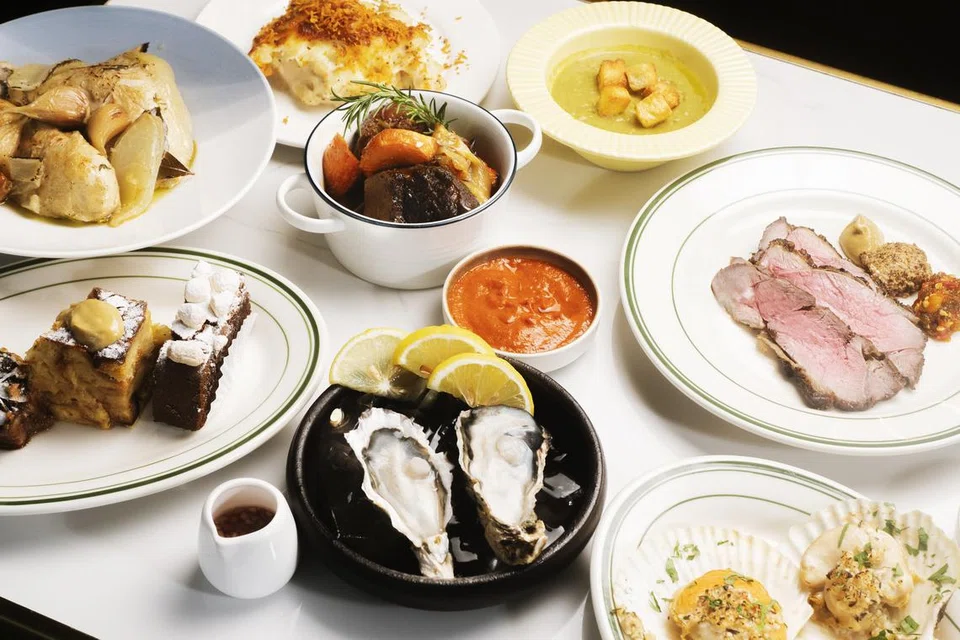 Hidangan (dari kiri ikut putaran jam) 40 Garlic Chicken, Macaroni Au Gratin, Soupe Vichyssoise, Whole Roasted Leg of Lamb, Scallops Au Gratin, Tiram, Marshmallow Brownies dan di sebelahnya, Mao Shan Wang Durian Pengat Bread Pudding. Hidangan Wagyu Beef Bourguignon (tengah) juga terdapat di dalam menu.
