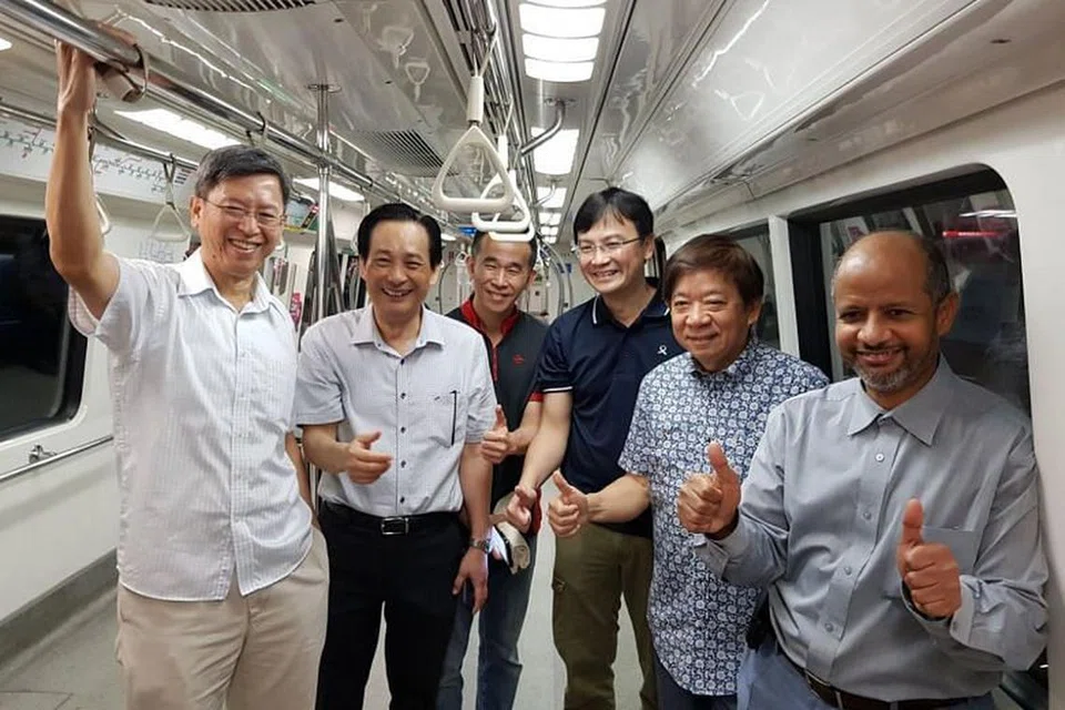 KETUA BARU SMRT: Ketua eksekutif baru SMRT, Encik Neo Kian Hong (kiri); pengerusi SMRT, Encik Seah Moon Ming (dua dari kiri); Menteri Pengangkutan, Encik Khaw Boon Wan (dua dari kanan) serta wakil daripada Penguasa Pengangkutan Darat (LTA) dan SMRT semasa mereka menyaksikan satu percubaan sistem isyarat pada 29 April lalu.