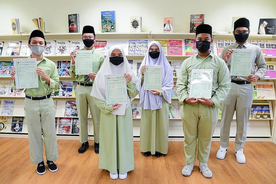 ANTARA YANG TERBAIK: (Barisan depan, dari kiri) Muhammad Fatris Mohamed Zain, Maryam Munirah Rani dan Aqil Nazhan Ahmad Rifa'ai bersama (barisan belakang, dari kiri) Luqman Jun'en Mohammad Sa'ad, Nur Adriana Adawiyah Syed Zayid Muhammad, dan Ahmad An-Nafees Mohd Najib. - Foto MUIS