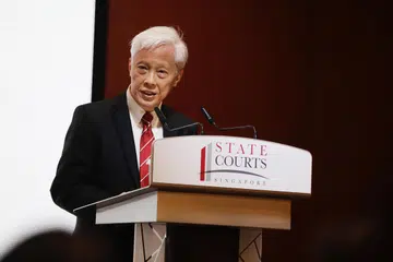 Ketua Hakim Mahkamah Negara yang juga Hakim Mahkamah Tinggi Vincent Hoong, menyifatkan tiada penghormatan dalam mendapatkan keterangan melalui penghinaan, begitu juga tiada kehebatan dalam mengambil kesempatan terhadap kegoyahan emosi saksi.