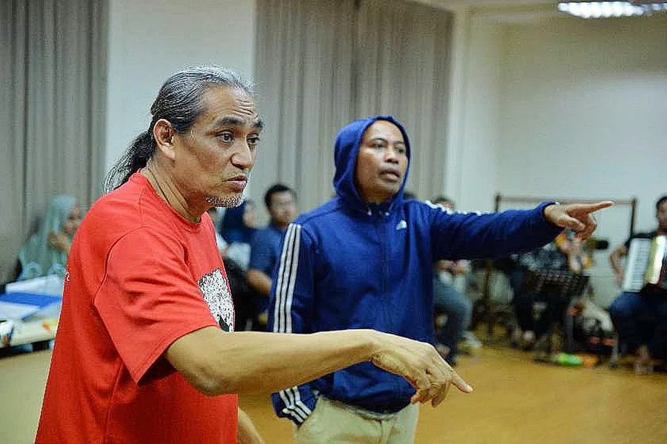 GABUNG KREATIVITI: Osman Abdul Hamid (kiri), sebagai pengarah kreatif, dan Dr Salman Alfarisi, selaku pengarah pementasan, menyatukan kreativiti mereka untuk menghidupkan 'Tumasik - Merungkai Semula Cerita Kita.' - Foto THEME VISUALS 