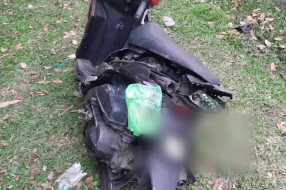 Keadaan motosikal pegawai Jabatan Penjara Malaysia, Sarjan Amal Nurlidar Ghazali, 42 tahun, yang maut dalam satu kemalangan akibat digilis lori simen yang dipercayai mengalami masalah brek di Melaka, pada 15 Mei.