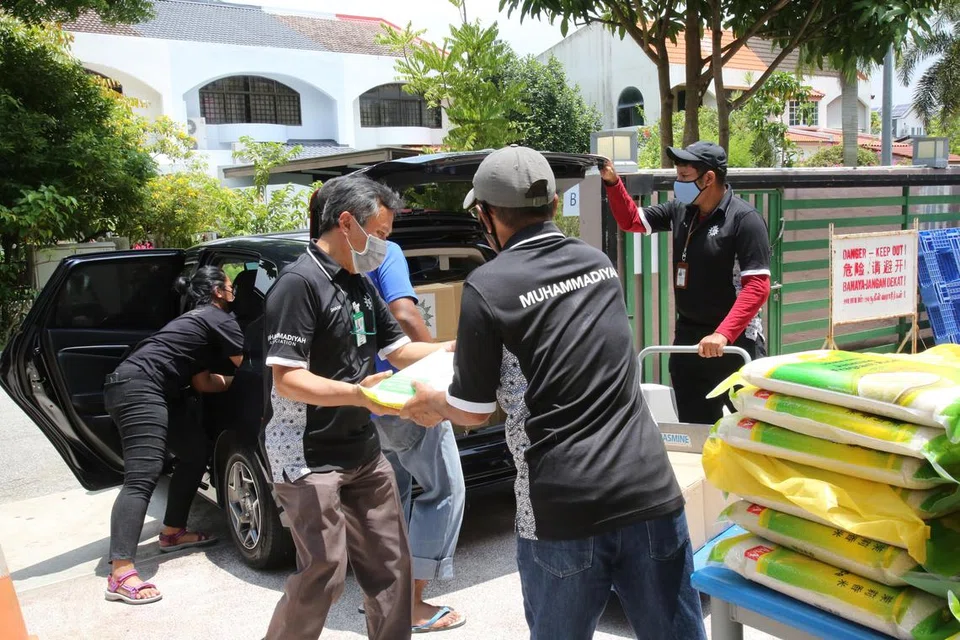 BURU KEBAIKAN: Berbuat baik dan berlumba-lumba untuk mengerjakan amal kebaikan bagi mendapat keampunan dan balasan-Nya di syurga. 