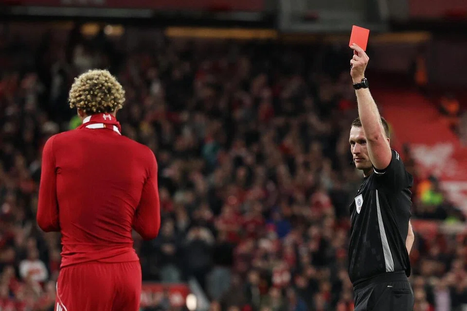 Walaupun menjadi wira perlawanan setelah menjaringkan gol kemenangan ketika menentang Southampton dalam Piala Carabao pada 24 September, penyerang Liverpool, Hugo Ekitike, dilayangkan kad merah akibat membuka jersinya semasa meraikan jaringan tersebut.