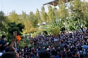 TERUSKAN BANTAHAN: Pelajar Iran mengadakan bantahan di Universiti Teknologi Amirkabir pada 10 Oktober lalu walaupun pihak berkuasa Iran mengambil pendirian tegar dan mengambil tindakan keras. - Foto AFP