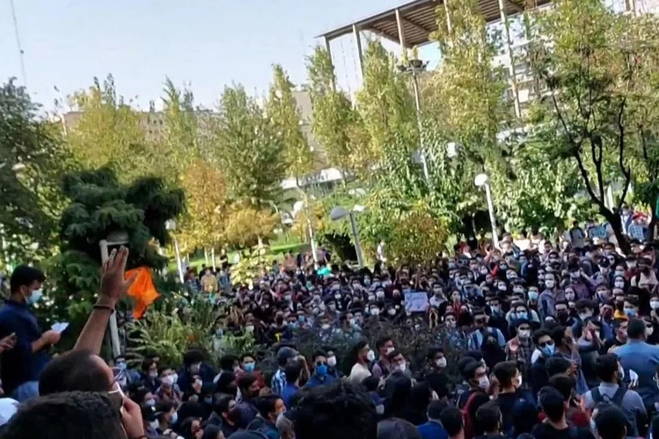 TERUSKAN BANTAHAN: Pelajar Iran mengadakan bantahan di Universiti Teknologi Amirkabir pada 10 Oktober lalu walaupun pihak berkuasa Iran mengambil pendirian tegar dan mengambil tindakan keras. - Foto AFP