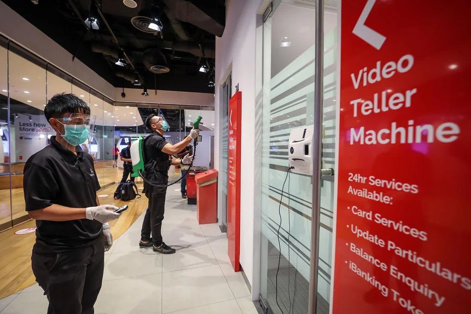 NILAI LEBIH TINGGI: Kemahiran pekerja pembersihan hari ini lebih tinggi nilainya, dengan penggunaan alat teknologi canggih dan automasi semakin berleluasa dalam tugas harian mereka. - Foto ZAOBAO