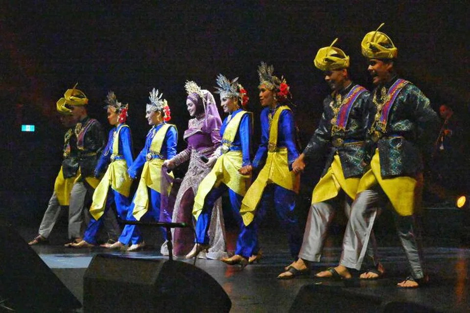 Datuk Seri Siti Nurhaliza menari bersama gabungan penari tradisional daripada Singapura dan Malaysia.