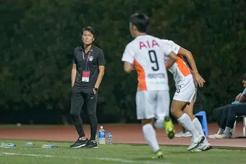 PELUANG MENJADI JUARA: Jurulatih Albirex, Keiji Shigetomi berharap pemainnya dapat beraksi cemerlang ketika perlawanan menentang Hougang United petang ini, jika mereka ingin dinobat juara SPL musim ini. - Foto AIA SINGAPORE FOOTBALL LEAGUE