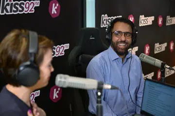 Ketua Pembangkang, Encik Pritam Singh, membuat penampilan sulungnya di stesen radio Kiss92 pada 4 Ogos, yang dihoskan ‘deejay’ Glenn Ong dan Angelique Teo (kiri). 