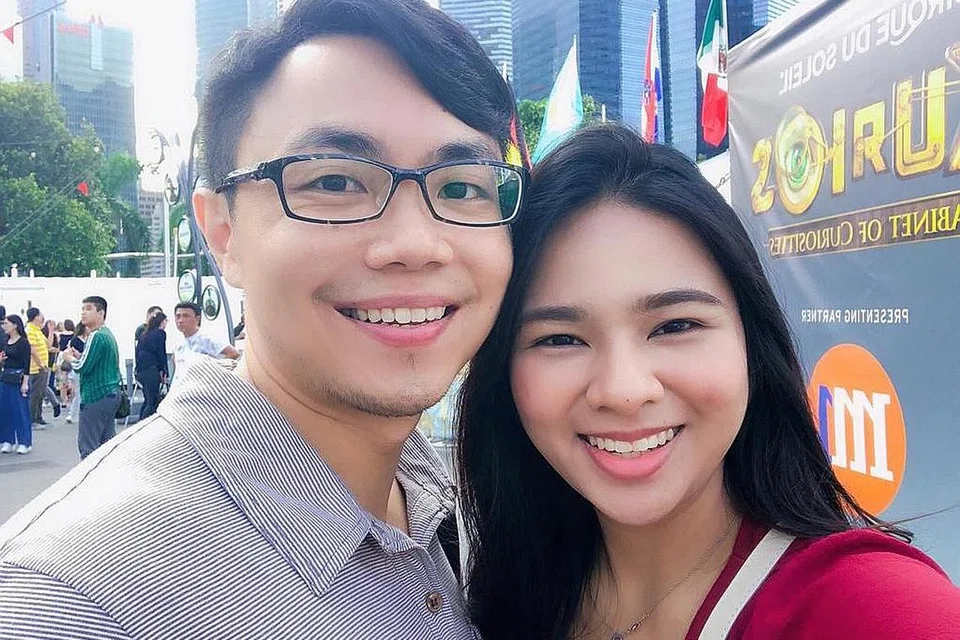 TIDAK TERJEJAS: Cik Sharifah Akidah Mohamed dan Encik Cai Zongwei gembira mereka tidak terjejas oleh langkah yang dilaksana pemerintah bagi meredakan pasaran hartanah. - Foto ihsan SHARIFAH AKIDAH MOHAMED